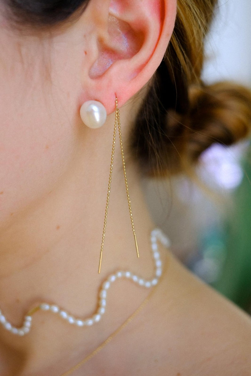 Orecchino con perla da 8 mm con zirconi cubici. Orecchino di Orecchino con perla da 8 mm con zirconi cubici. Orecchino di
