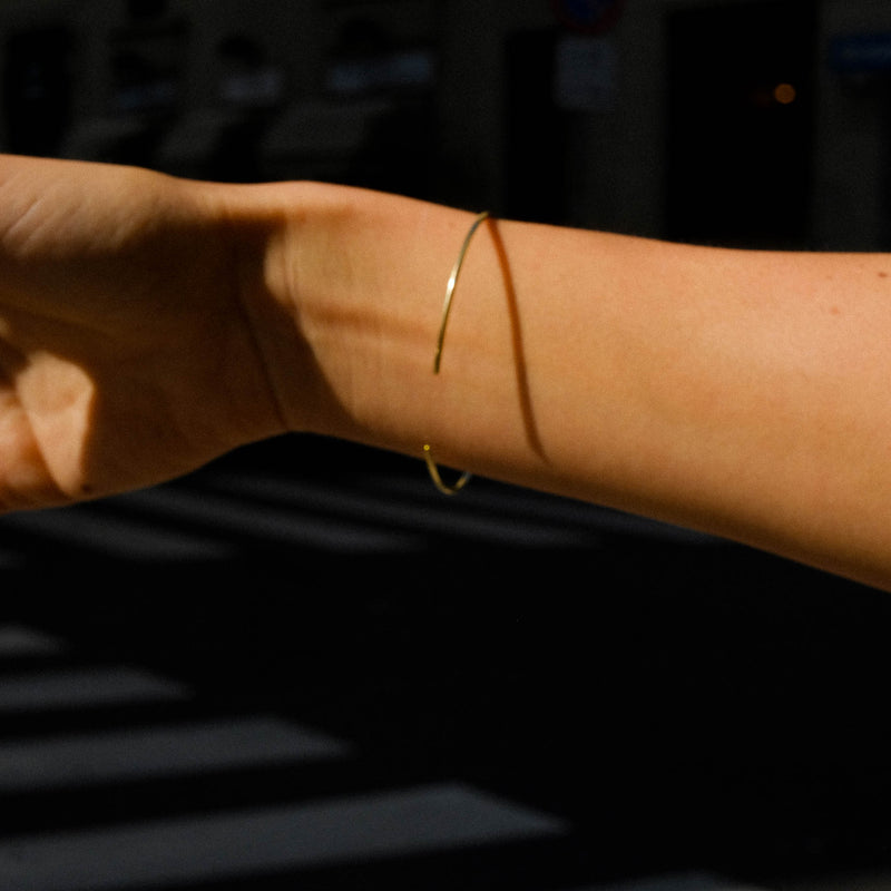 Hand with lockless solid gold bracelet | Twist | Lil Milan