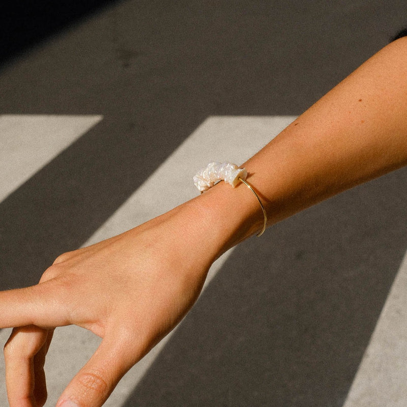 Hand with pearl bracelet | Twist | Lil Milan